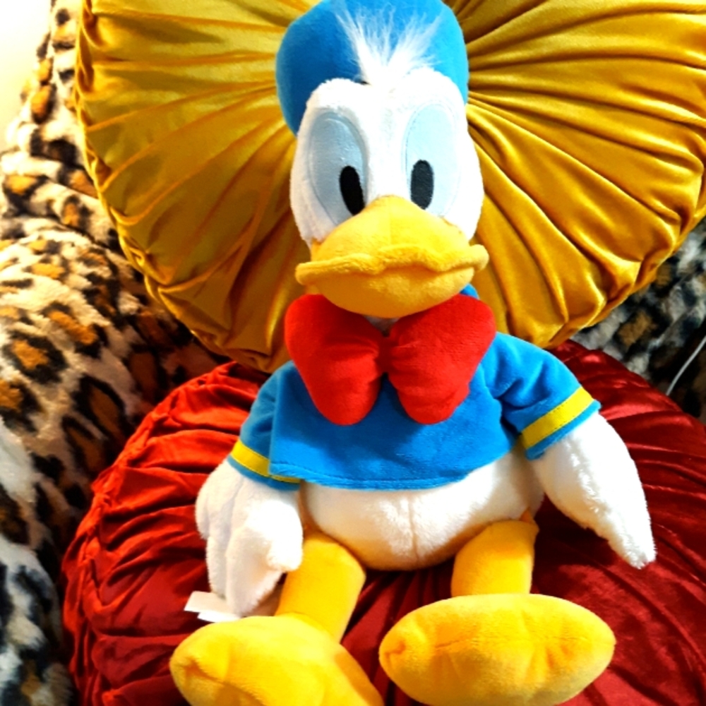 PLUSH DONALD DUCK DISNEY STORE NEW!